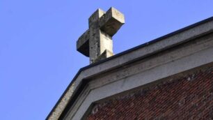 La croce pericolante dell’ex oratorio di San Luigi a Lissone