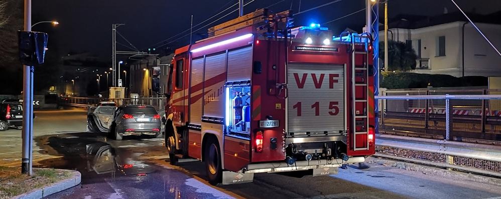 Incendio vettura a Meda piazza Chiesa