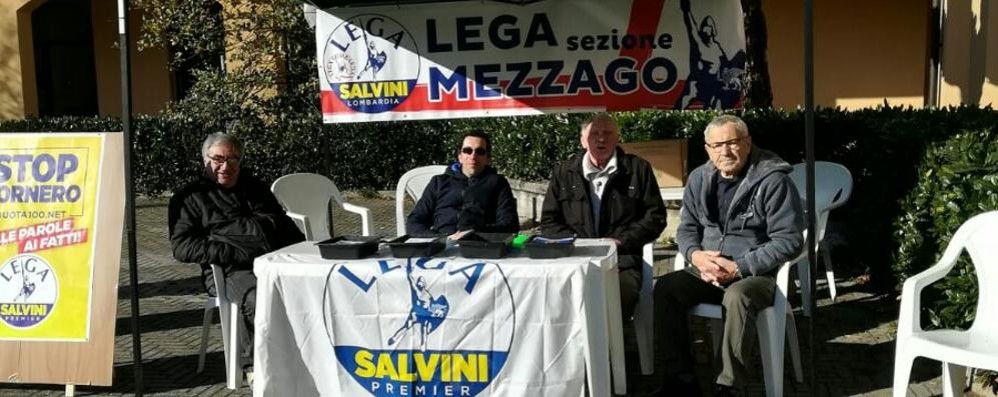 Il gazebo della Lega Nord di Mezzago poco prima dell'accaduto