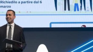 Il ministro Di Maio mentre presenta il reddito di cittadinanza