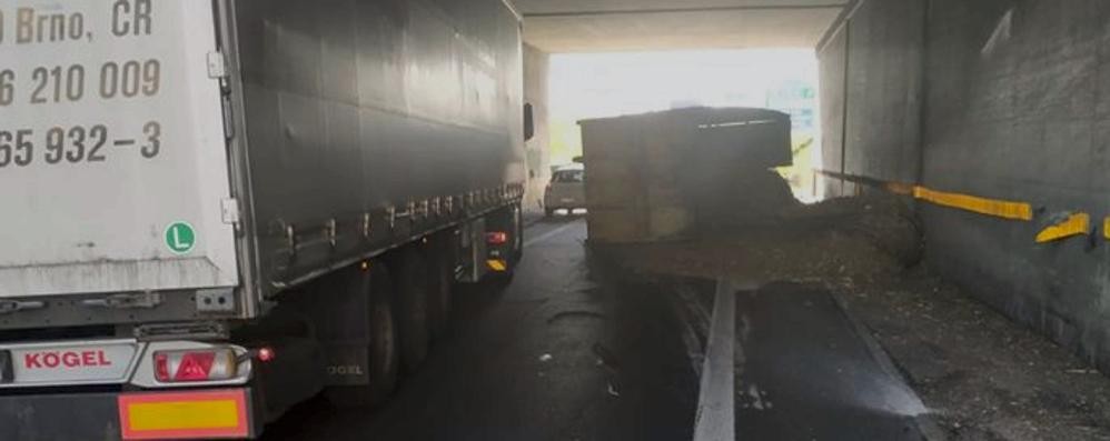 Monza, camion ribaltato ingresso tangenziale nord - foto Comune di Monza