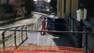 Monza, mercoledì: lavori Brianzacque in centro sulla passerella lungo il Lambro. La passerella rimane chiusa almeno fino a venerdì