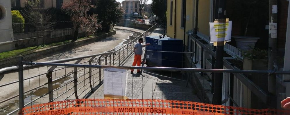 Monza, mercoledì: lavori Brianzacque in centro sulla passerella lungo il Lambro. La passerella rimane chiusa almeno fino a venerdì