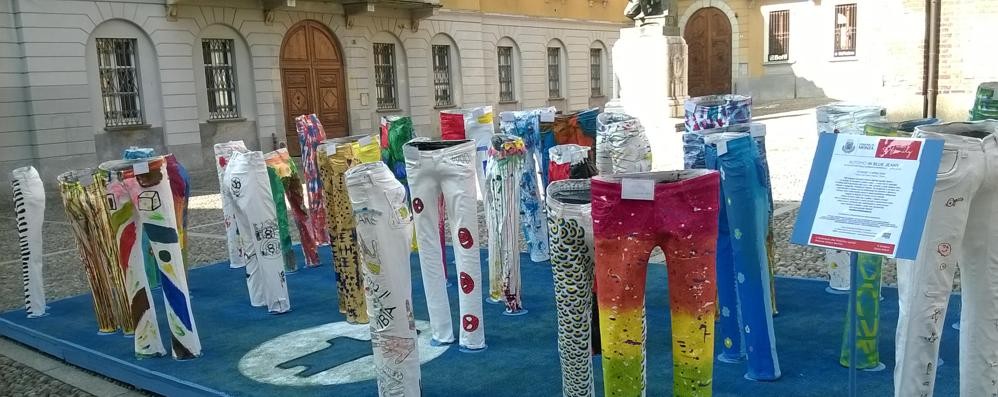 I jeans esposti a Monza dai ragazzi autistici
