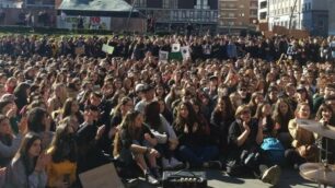 Gli studenti raccolti in piazza Trento e Trieste