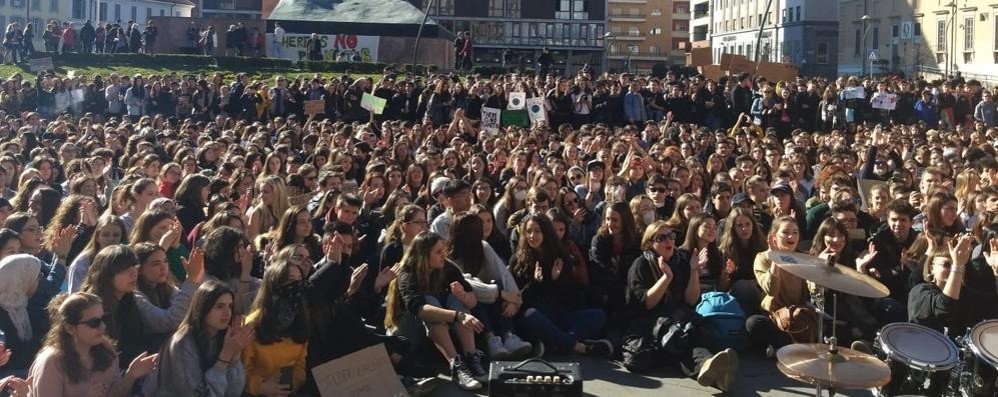 Gli studenti raccolti in piazza Trento e Trieste