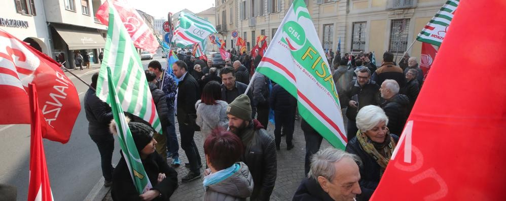 Presidio davanti alla prefettura di via Prina a Monza contro gli infortuni sul lavoro