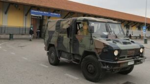 Una pattuglia dell’esercito in stazione