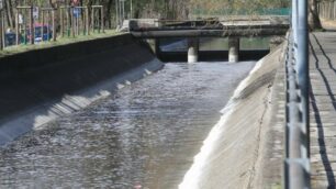 Monza Canale Villoresi Schiume e detriti di ogni genere trasportato dalla corrente alla riapertura delle acque dopo la chiusura invernale