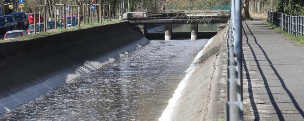 Monza Canale Villoresi Schiume e detriti di ogni genere trasportato dalla corrente alla riapertura delle acque dopo la chiusura invernale