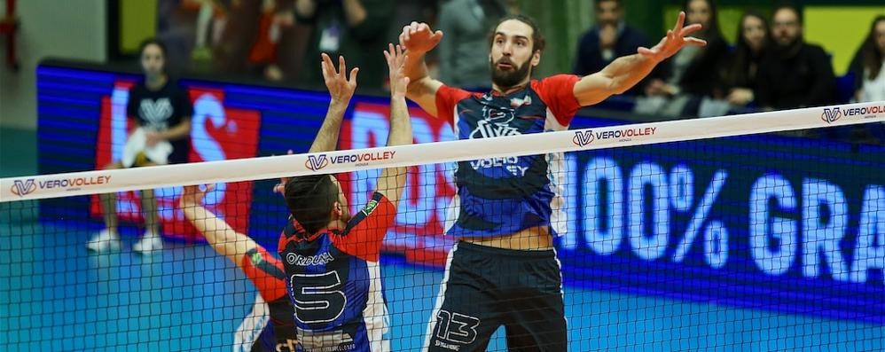 Santiago Orduna serve una palla veloce a Thomas Beretta in Monza Padova