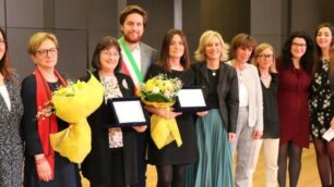 Mariapia Ferrario e Rossana Spreafico al centro col sindaco Alberto Rossi, attorniate dalle donne presenti in consiglio comuale (foto Volonterio)