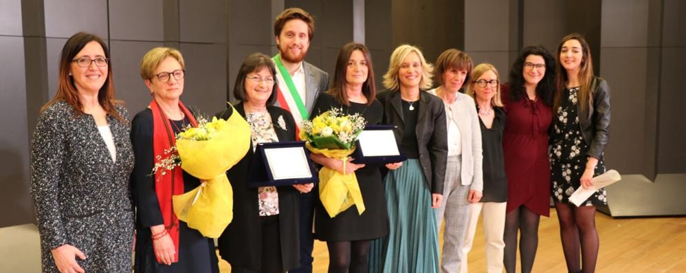 Mariapia Ferrario e Rossana Spreafico al centro col sindaco Alberto Rossi, attorniate dalle donne presenti in consiglio comuale (foto Volonterio)