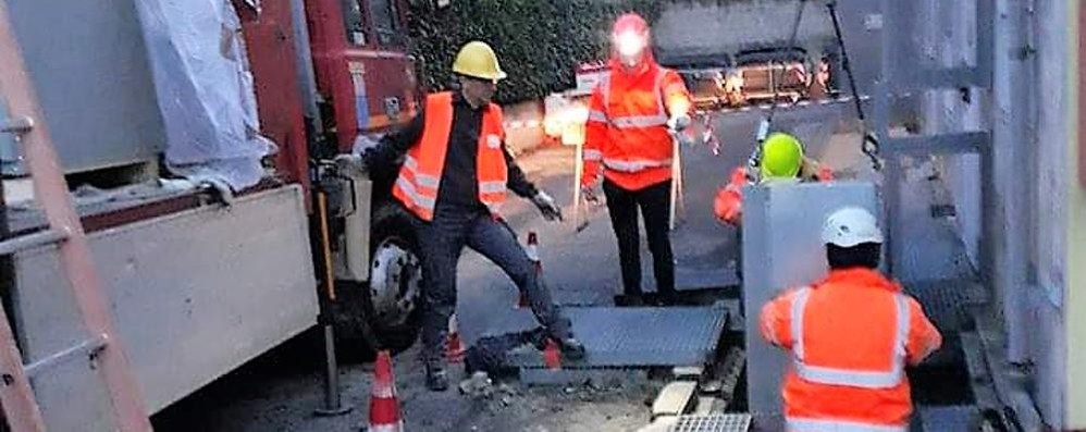 Seregno - Una squadra al lavoro in occasione di uno dei recenti blackout