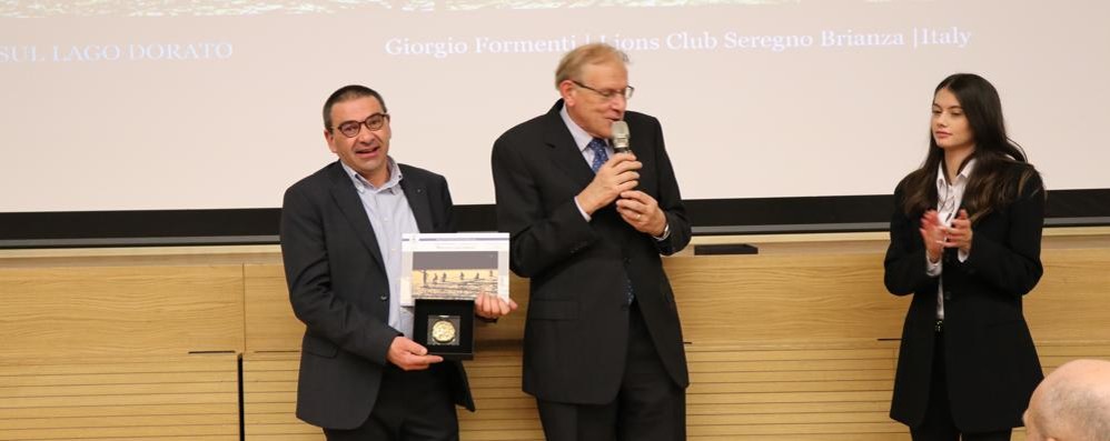 Il seregnese Giorgio Formenti premiato per l'immagine "pesca sul lago dorato" ( foto Volonterio)