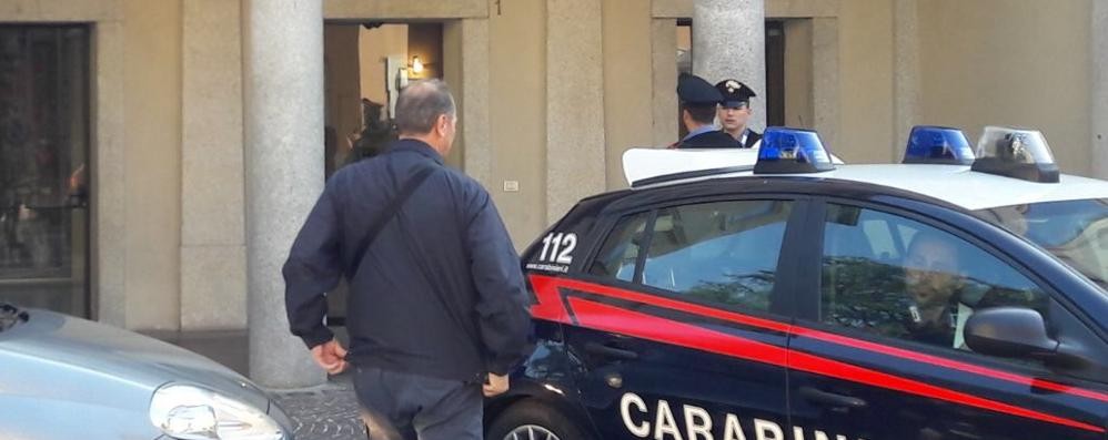 I carabinieri davanti al municipio di Seregno a settembre del 2017