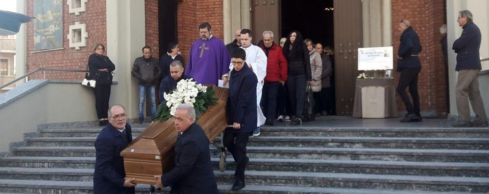 L’uscita del feretro dalla chiesa parrocchiale