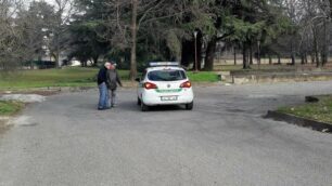 Seregno - La Polizia locale in via Zara a colloquio con alcuni cittadini