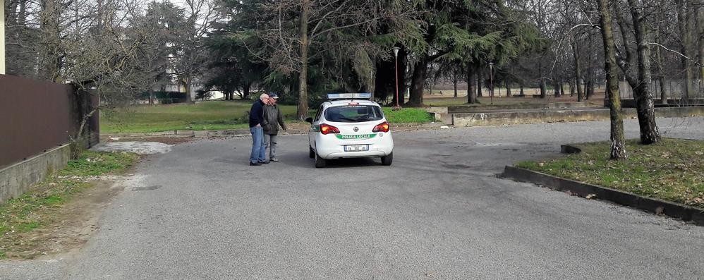 Seregno - La Polizia locale in via Zara a colloquio con alcuni cittadini