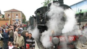 Un treno a vapore fermo alla stazione di Besana