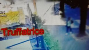 Una presunta truffatrice ripresa di nascosto dai carabinieri