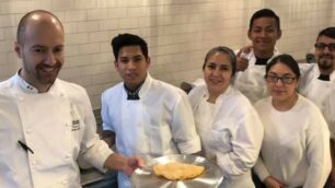 Chef Giacomo Baldi a sinistra con lo stuolo di assistenti che hanno fatto il primo panzerotto a New York