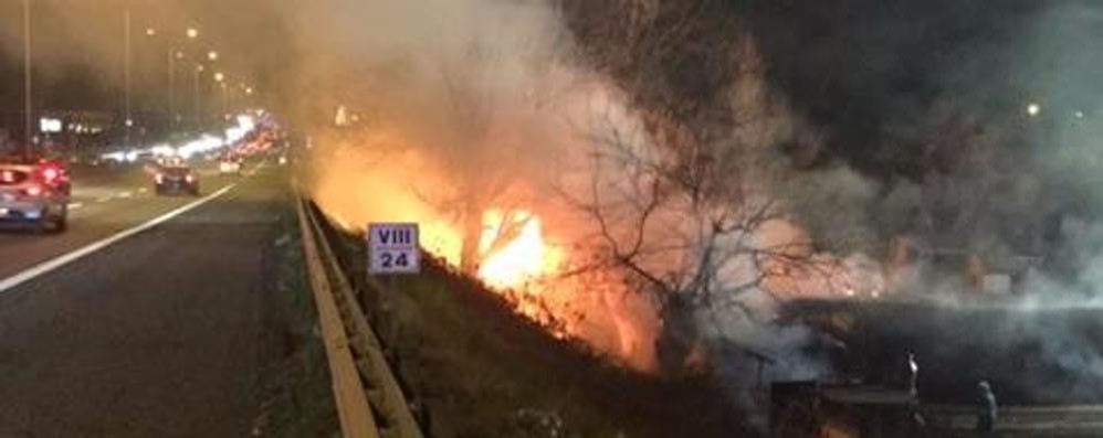 Statale 36 fumo in Valassina per incendio carreggiata ridotta