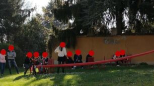 L’immagine diffusa da Spazio Sorgente: le sedie rosse contro la violenza sulle donne