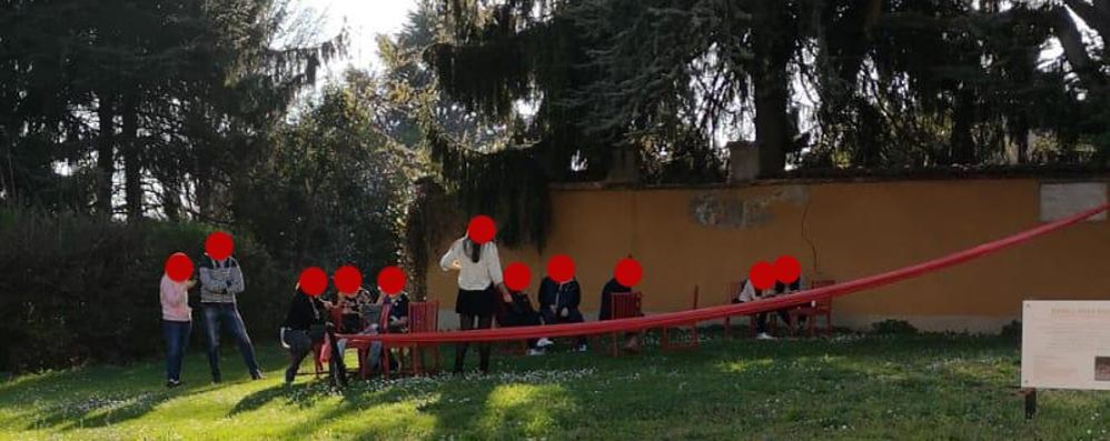 L’immagine diffusa da Spazio Sorgente: le sedie rosse contro la violenza sulle donne
