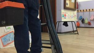 Brugherio: il fabbro nei corridoi della scuola Don Camagni