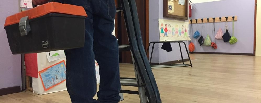 Brugherio: il fabbro nei corridoi della scuola Don Camagni