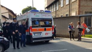 I soccorsi arrivati sul posto per l'incidente fuori dalla chiesa di Aicurzio