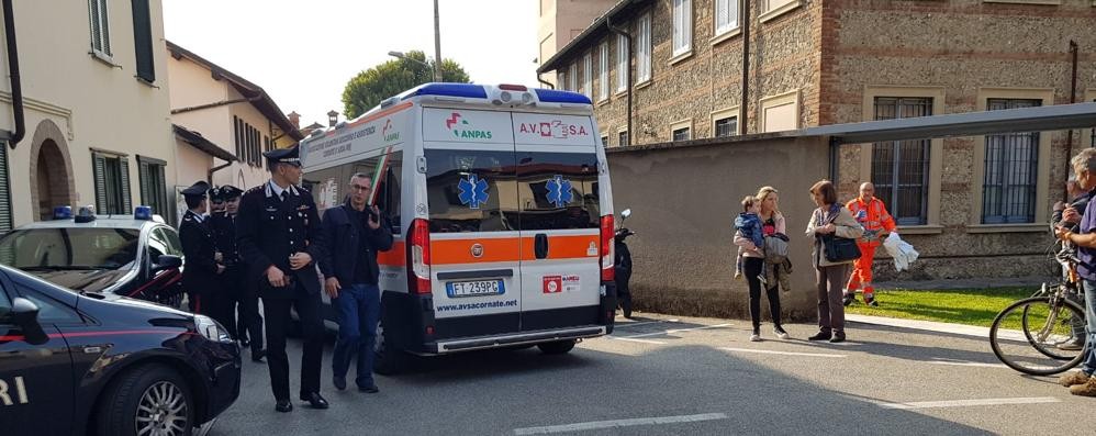 I soccorsi arrivati sul posto per l'incidente fuori dalla chiesa di Aicurzio