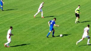 Calcio, Seregno: Bonaiti in possesso di palla