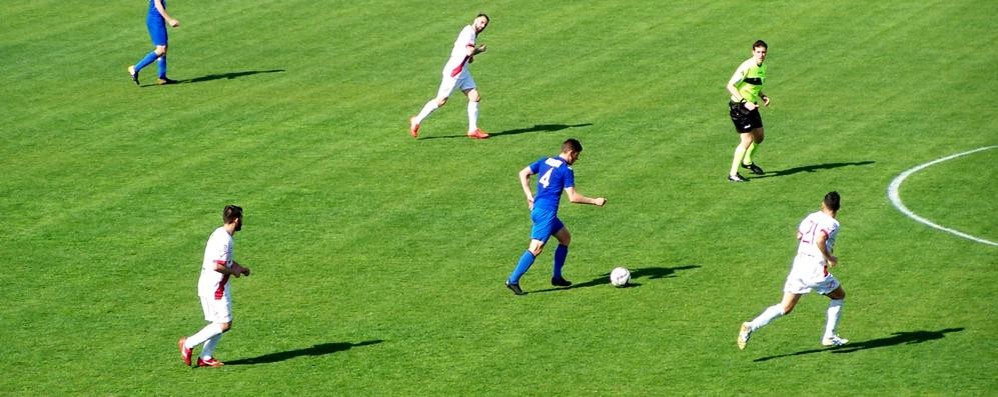 Calcio, Seregno: Bonaiti in possesso di palla
