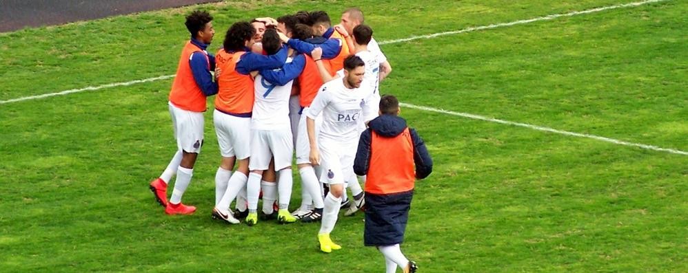 Calcio, Seregno: l'esultanza dei padroni di casa dopo il primo gol di Luca Artaria