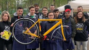 I ragazzi di In-Presa con la bici gialla