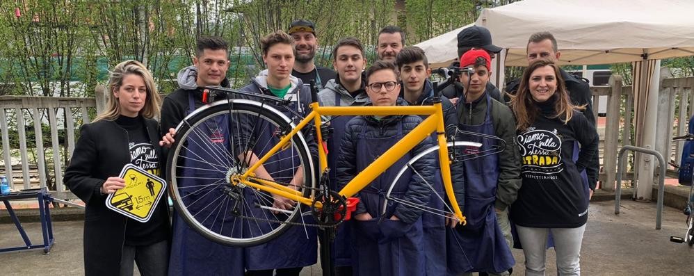 I ragazzi di In-Presa con la bici gialla