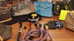 La refurtiva e gli arnesi da scasso trovati nell’auto