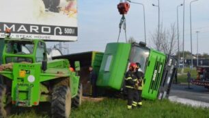 Giussano, incidente camion ribaltato rotonda via Como per Mariano Comense