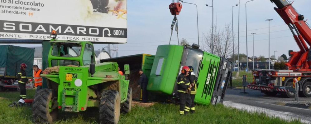 Giussano, incidente camion ribaltato rotonda via Como per Mariano Comense