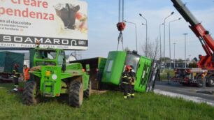 Giussano: si ribalta camion carico di legno, soccorsi al lavoro