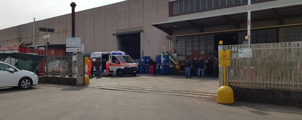 La sede della Silfa Metal Packaging di via Rossini a Sulbiate con i soccorritori