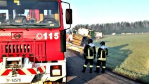 Lentate sul Seveso: via per Mariano due camion si sono incrociati sulle curve e uno è scivolato nel terrapieno