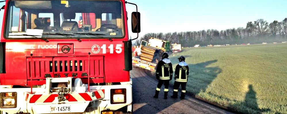 Lentate sul Seveso: via per Mariano due camion si sono incrociati sulle curve e uno è scivolato nel terrapieno