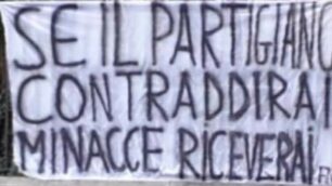 Lo striscione apparso sul muro di cinta del municipio