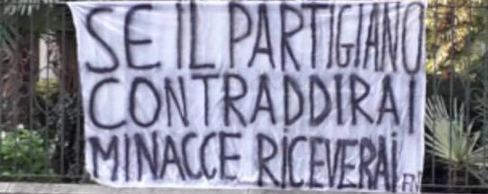 Lo striscione apparso sul muro di cinta del municipio