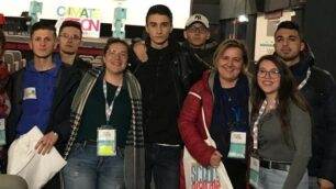 Foto di gruppo per gli studenti dell’Itc Morante di Limbiate