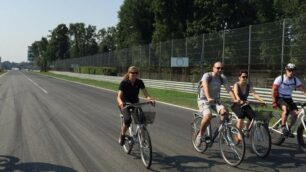 Cicloturisti sulla pista dell'Autodromo di Monza