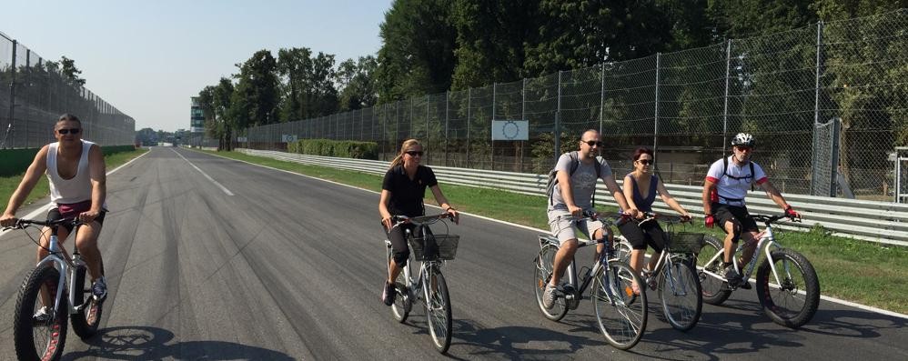 Cicloturisti sulla pista dell'Autodromo di Monza